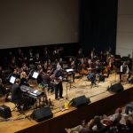 Das Aachener Studentenorchester und Heinz im Sinn auf der Bühne …